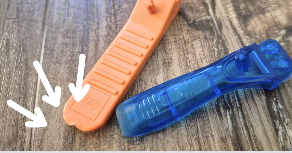 Der kaputte Steintrenner von Lego und der Steinetrenner von Playtive Clippys zum Vergleich