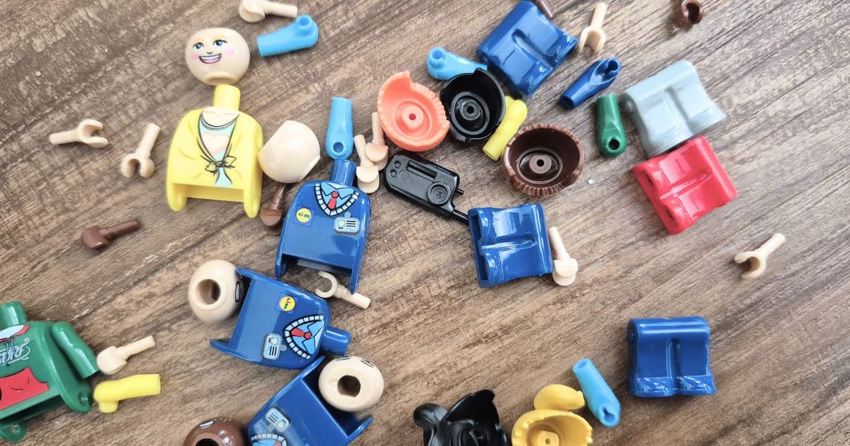 die Einzelteile der Minifiguren des Lidl Playtive Sets